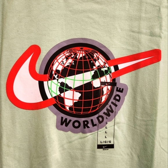 💚 NIKE short sleeve t- shirt BNWT - Picture 4 of 5
